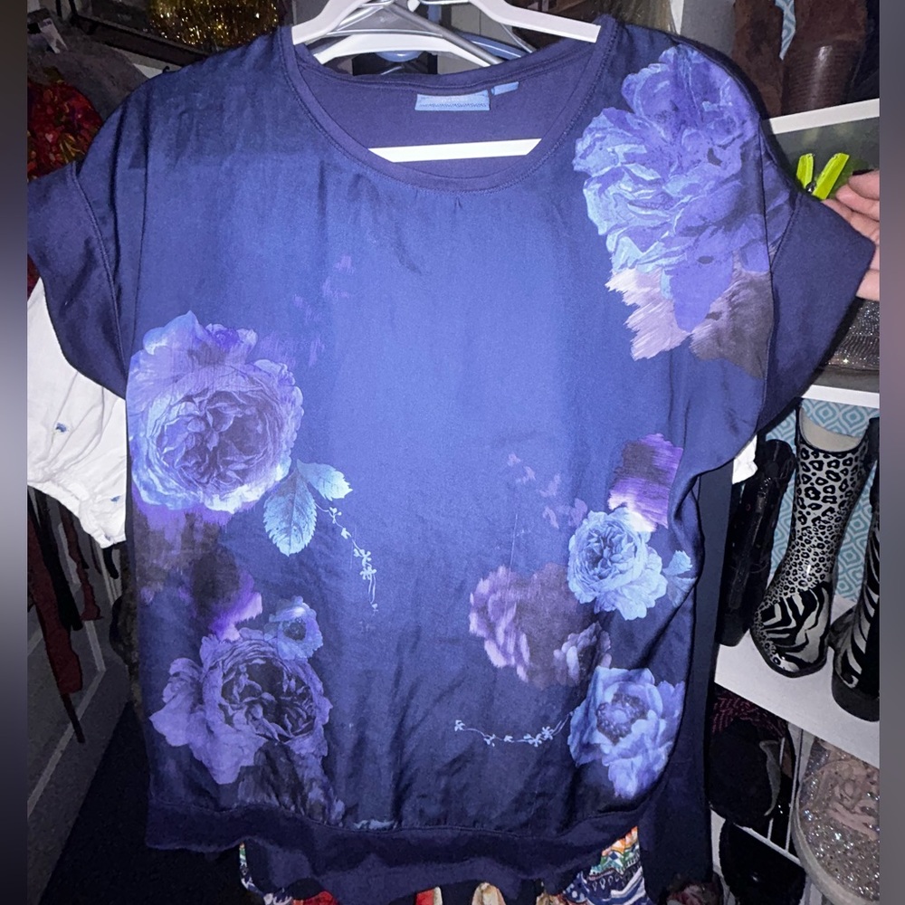 Vera wang blue roses blouse i love it 😻